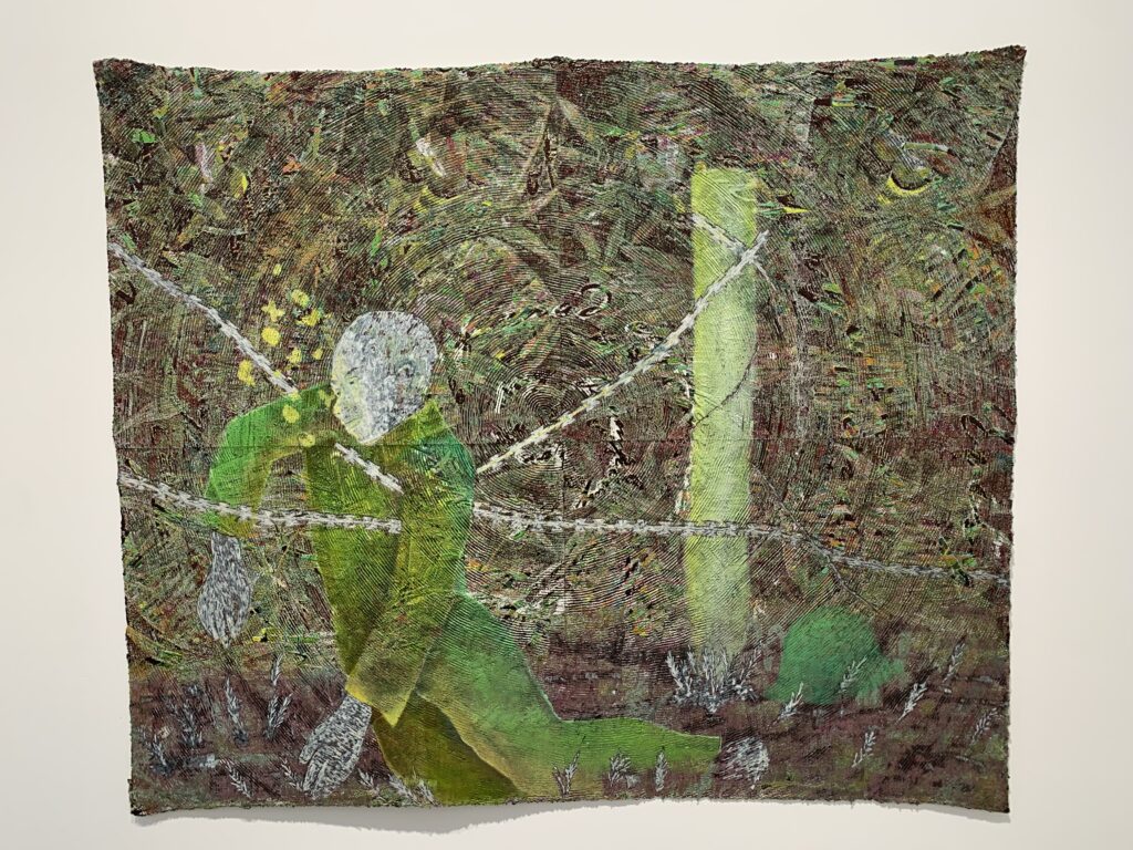 Figure en vert, barbelés, champ spiralé