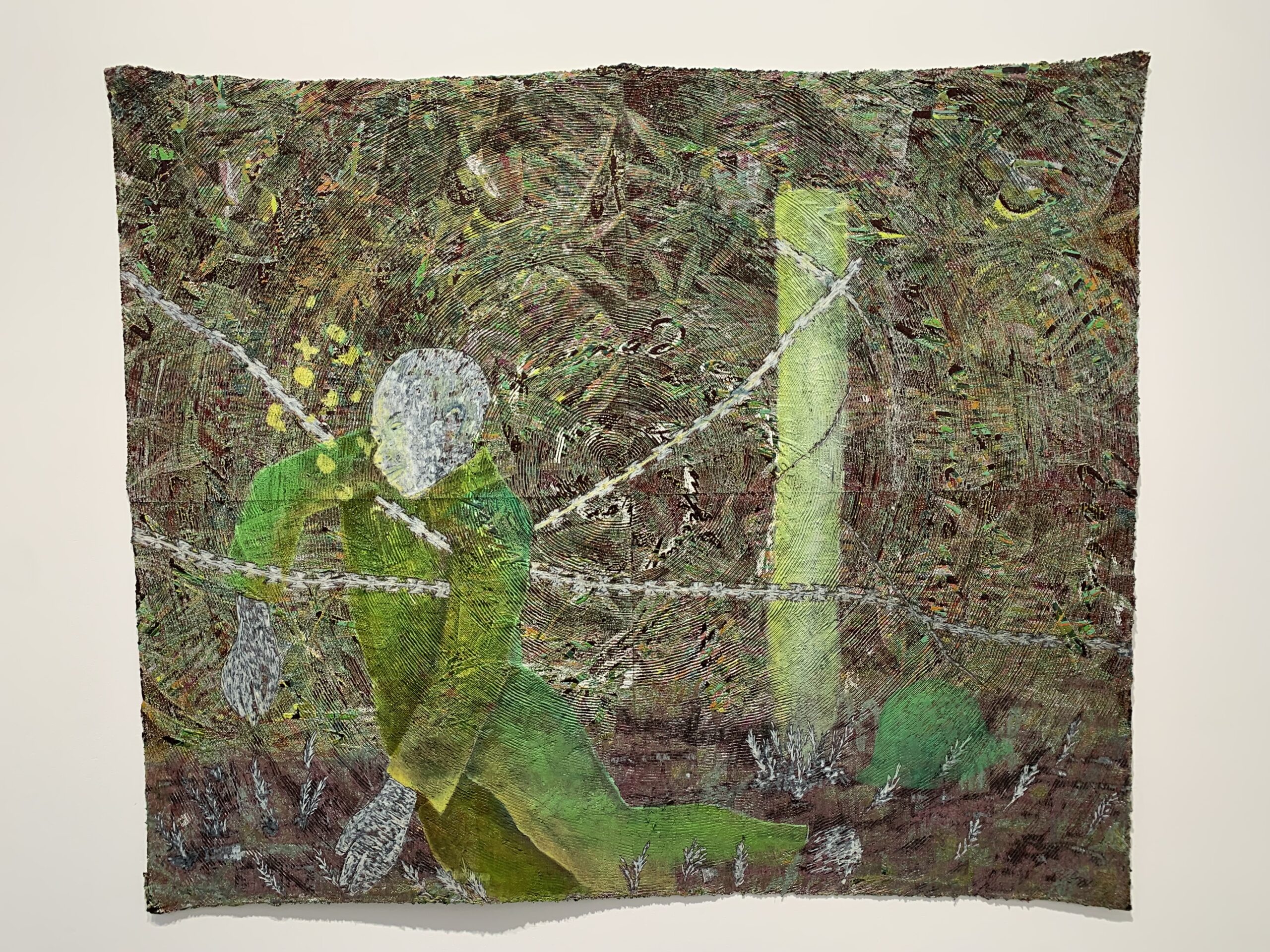 Figure en vert, barbelés, champ spiralé