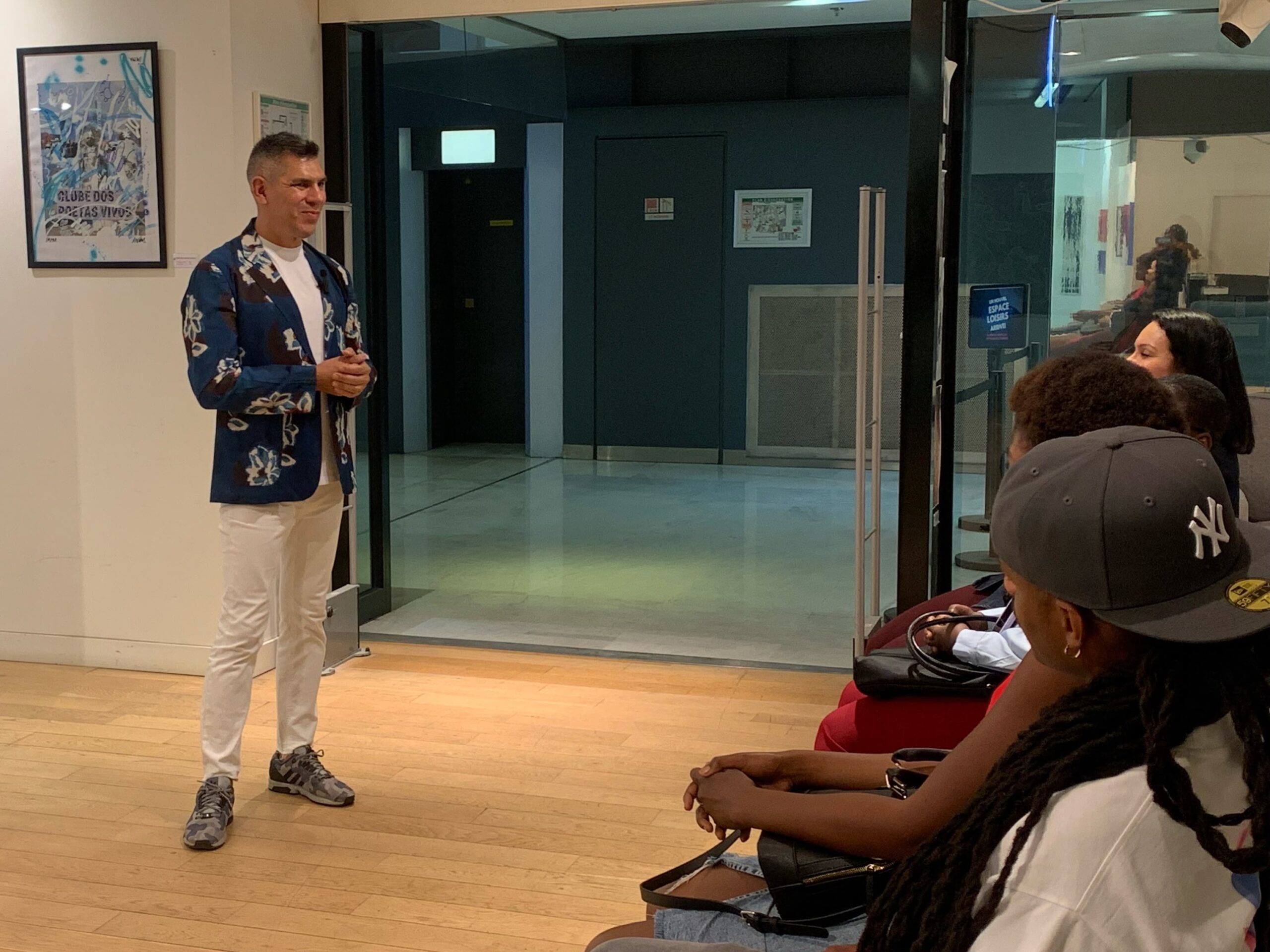 : Rodrigo Robledo présente sa démarche artistique et les oeuvres exposées lors d'UNTOLD : Il était une fois... au Palais des Congrès de Paris.